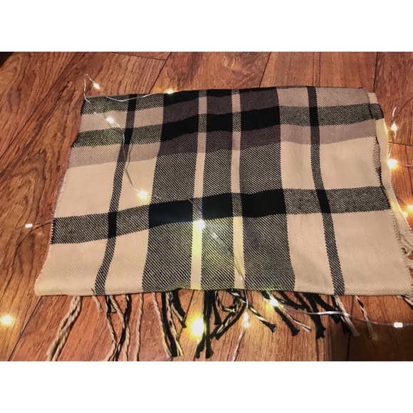 NWOT Cream and Black Scarf - Picture 3 of 4